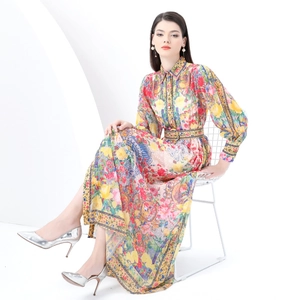 Vintage Maxikleid mit Blumenmuster, Laternenärmeln und Taillengürtel auf weißem Grund