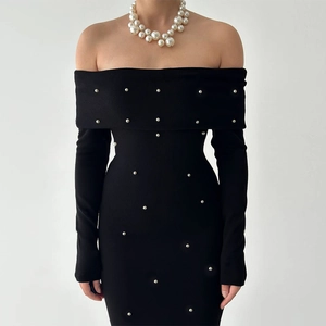 Robe en maille noire élégante à épaules dénudées avec perles et silhouette ajustée