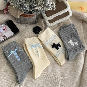 Graue und cremefarbene Socken mit blauen Schleifen, Herzstickerei und Tiermotiven