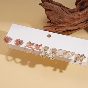 Détail du lot de 10 boucles d'oreilles avec perles et strass sur carte de présentation
