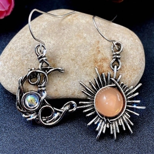 Asymmetrische Sonne Mond Ohrhänger Böhmisch Vintage Legierung Drahtumwickelt Synthetischer Mondstein Mystischer Schmuck Damen