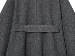 Vue détaillée de la couture arrière et de la sangle décorative du manteau en laine gris