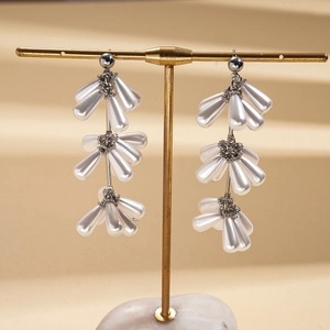Elegant Baroque imitation pearl drop tassel earrings on a gold stand for women