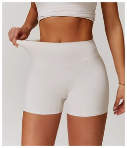 Détail du tissu extensible des shorts de yoga taille haute en couleur crème clair