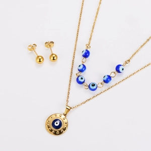 Détail d'un ensemble collier œil bleu doré avec des boucles d'oreilles assorties