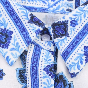 Vestido camisero de mujer con estampado floral geométrico azul y cuello de solapa