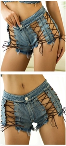 Detail van denim shorts met hoge taille en vetersluiting aan de zijkant in blauw