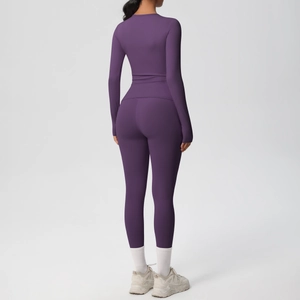 Vista posteriore di un set da yoga viola scuro aderente con maglia a maniche lunghe e leggings