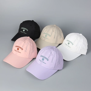 Detailed display of five quick-dry baseball caps in black, beige, white, pink and purple