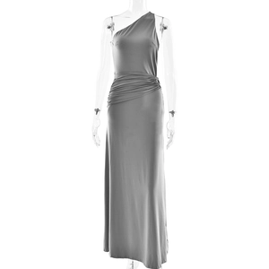 Détail de la robe longue grise à une épaule avec plis élégants à la taille sur mannequin