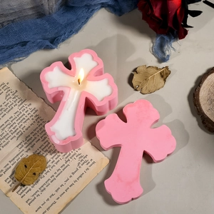 Rosa-weiße Duftkerze in Kreuzform auf Vintage-Papier für Heimdeko und religiöse Geschenke
