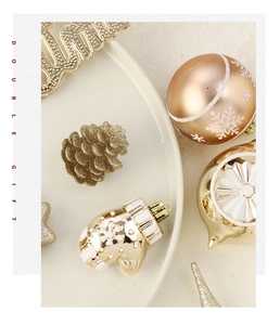 Détail d'un lot de décorations de Noël dorées champagne avec étoiles et pommes de pin