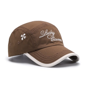 Casquette baseball marron à cinq panneaux avec broderie Lucky Clovers et bord blanc