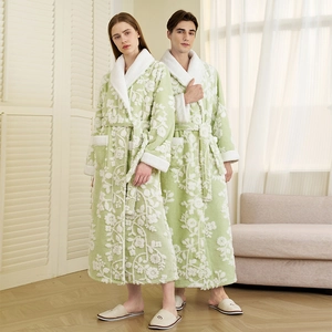 Dicker hellgrüner Bademantel mit Blumenjacquard, Polarfleece-Futter und Gürtel