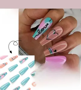 Détail de longs ongles ballerine press-on avec dégradé bleu-rose et motif de cœur