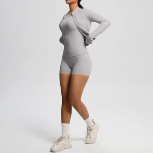 Ensemble de yoga trois pièces gris clair avec veste zippée, débardeur et short taille haute