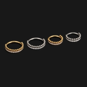 Makroaufnahme von Klapp-Piercings aus Edelstahl mit Zirkonia und Metallperlen