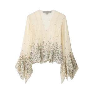 Élégante blouse en soie crème avec col en V profond et manches cloche fleuries