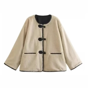 Veste femme en imitation peau de mouton blanc cassé avec col rond et boutons noirs