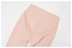 Détail du legging de yoga rose clair à taille haute avec doubles coutures renforcées en V