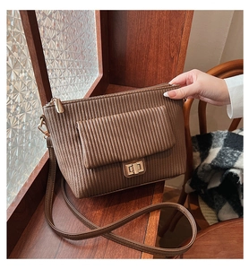 Détails du sac à main marron à texture plissée avec fermoir doré et zip métallique