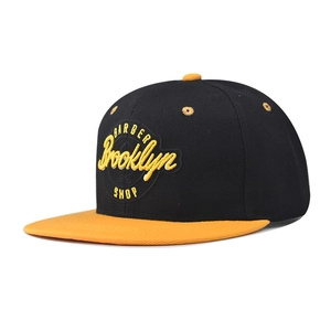 Detailansicht der hochwertigen gelben Stickerei auf der schwarzen Brooklyn Snapback Cap