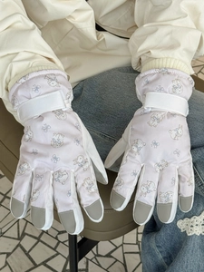 Details von rosa Skihandschuhen mit Hasenmuster und verstellbaren Handgelenkbändern