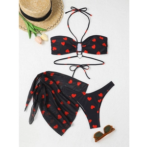 Ensemble bikini 3 pièces noir avec motifs de cœurs rouges et paréo en maille assorti