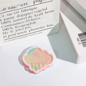 Primer plano de molde de resina en forma de nube con purpurina colorida y detalles rosas
