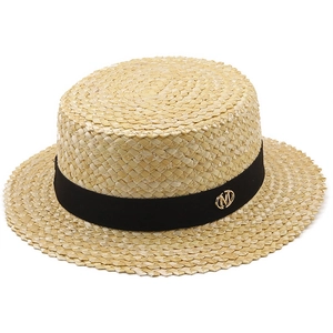 Canotier en paille à bord plat avec ruban noir et détail du logo M en métal doré