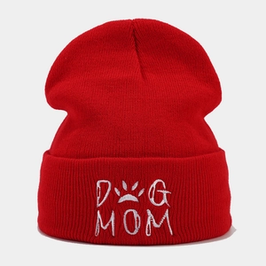 Detailaufnahme der Dog Mom Bestickung und Rippstrick-Textur auf der roten Beanie-Mütze