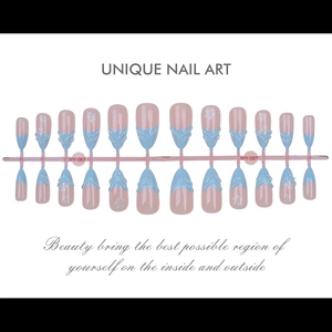 Detailansicht der 24 hellblauen French Nails mit geprägten weißen 3D-Blumenmustern