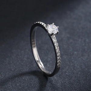 Elegant S925 sterling silver six-claw ring with a brilliant round-cut center solitaire