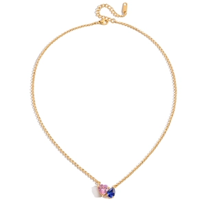 Collana placcata oro 18K con pendenti cuore rosa e goccia blu in zircone su sfondo bianco