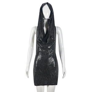 Détail du col à capuche et de la texture pailletée scintillante sur une mini robe noire
