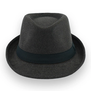 Détail du chapeau Fedora en laine gris foncé avec ruban en gros-grain noir