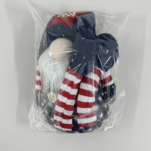 Draufsicht auf USA-Gnom-Puppe mit roten Streifen und blauen Sternen in Plastikfolie