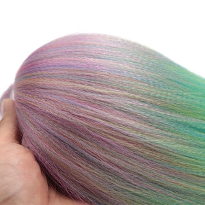 Gros plan sur les tresses Easy Braids de 26 pouces en dégradé arc-en-ciel synthétique