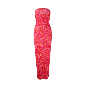 Détail du motif floral rose et orange sur la robe longue bustier moulante de plage