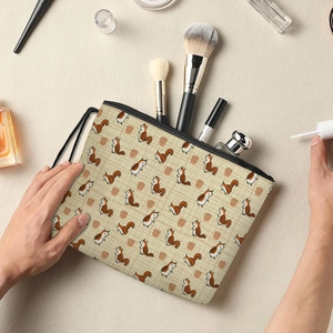 Neceser de maquillaje beige con estampado de ardilla, correa de mano y cremallera
