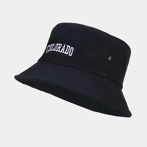Dettaglio del ricamo bianco COLORADO e dell'occhiello sul cappello a secchiello