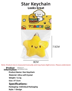 Detalle del llavero de estrella de peluche amarilla con sonrisa y cadena de bolas