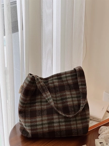 Détail d'un sac à bandoulière en laine à carreaux avec étiquette de marque simple wish