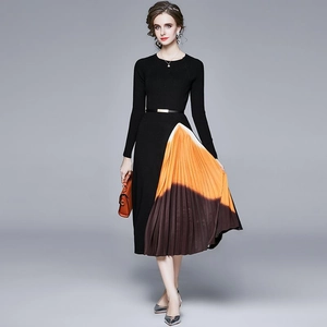 Robe longue en tricot noire avec jupe plissée dégradée et fine ceinture à la taille