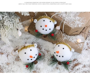 Set di 3 decorazioni natalizie a testa di pupazzo di neve con pigne e luci LED calde