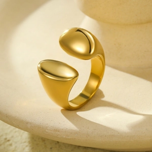 Detailed macro view showing the 1.39cm width and golden pebble texture of the open ring