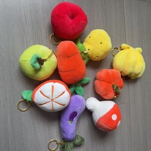 Collezione di portachiavi di peluche a forma di frutta e verdura con mela, carota e banana