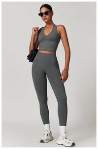 Détail d'un ensemble de yoga sans couture gris foncé avec haut court et legging gainant