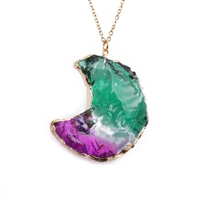 Collier avec pendentif lune en pierre dégradé violet-vert et fine chaîne dorée