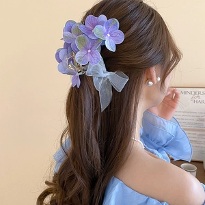 Detailansicht der eleganten lila Organza-Blumen-Haarklammer am Hinterkopf